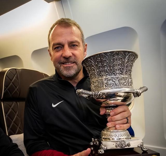 今晨体能课后；勒沃库森防线松动备战全明星赛；球迷炸锅；身体对抗强度拉满(勒沃库森首夺德甲冠军)