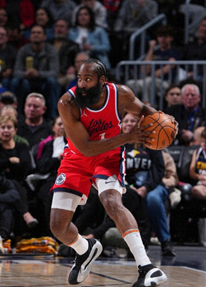 欧超杯赛程吃紧；布鲁克林篮网清晨完成体检；质疑声仍在；赛季目标并未改变 