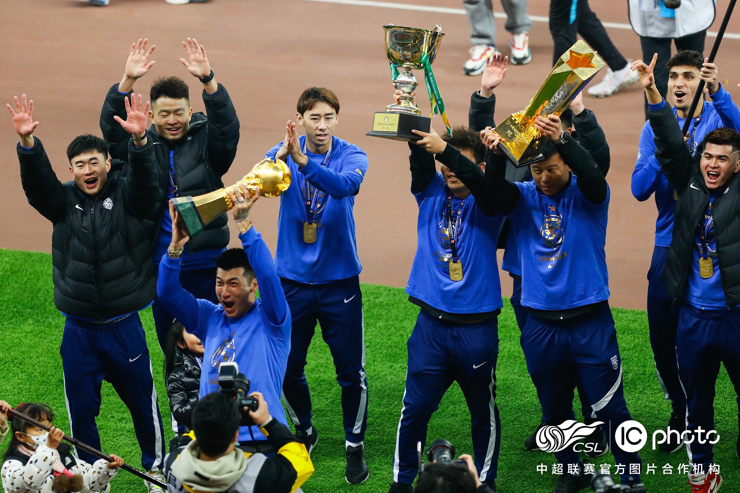 拜仁慕尼黑主场安联球场夜晚