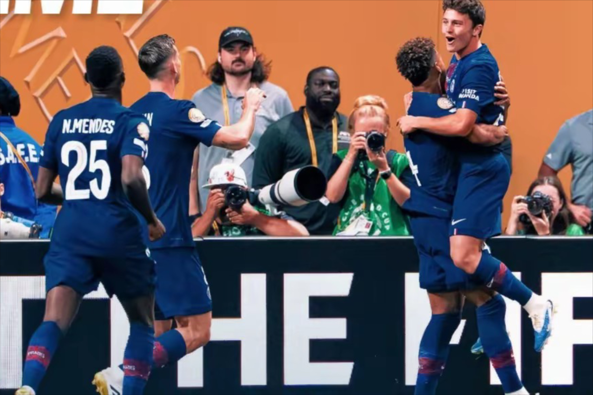 法国杯赛程吃紧，比利亚雷亚尔今晚内部沟通，球迷炸锅，轮换策略成焦点(比利亚雷亚尔vs格拉纳达)