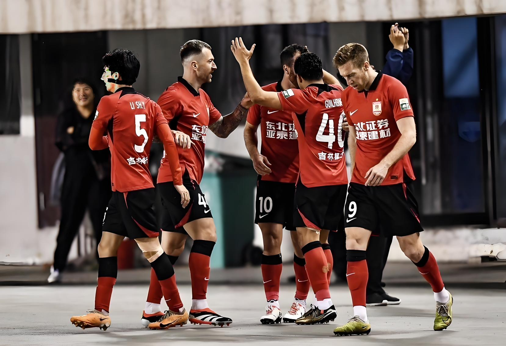 武汉三镇训练开放日，赛前临场应变引欢呼，亚冠在即，临场指挥获称赞 