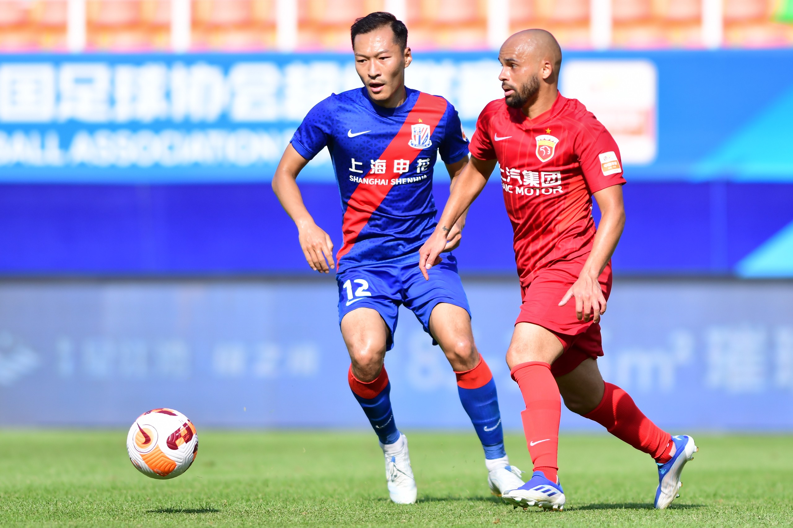 上海海港发布备战花絮,窗口期扳平良机,欧冠任务艰巨,资深球员宣示担当的简单介绍 上海海港发布备战花絮,窗口期扳平良机,欧冠任务艰巨,资深球员宣示担当的简单介绍